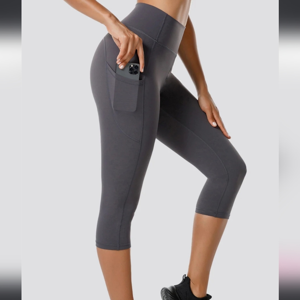 Women's Gray NWOT High Waisted Capri Leggings w/ Pockets Size Medium 🐈 - Picture 3 of 7